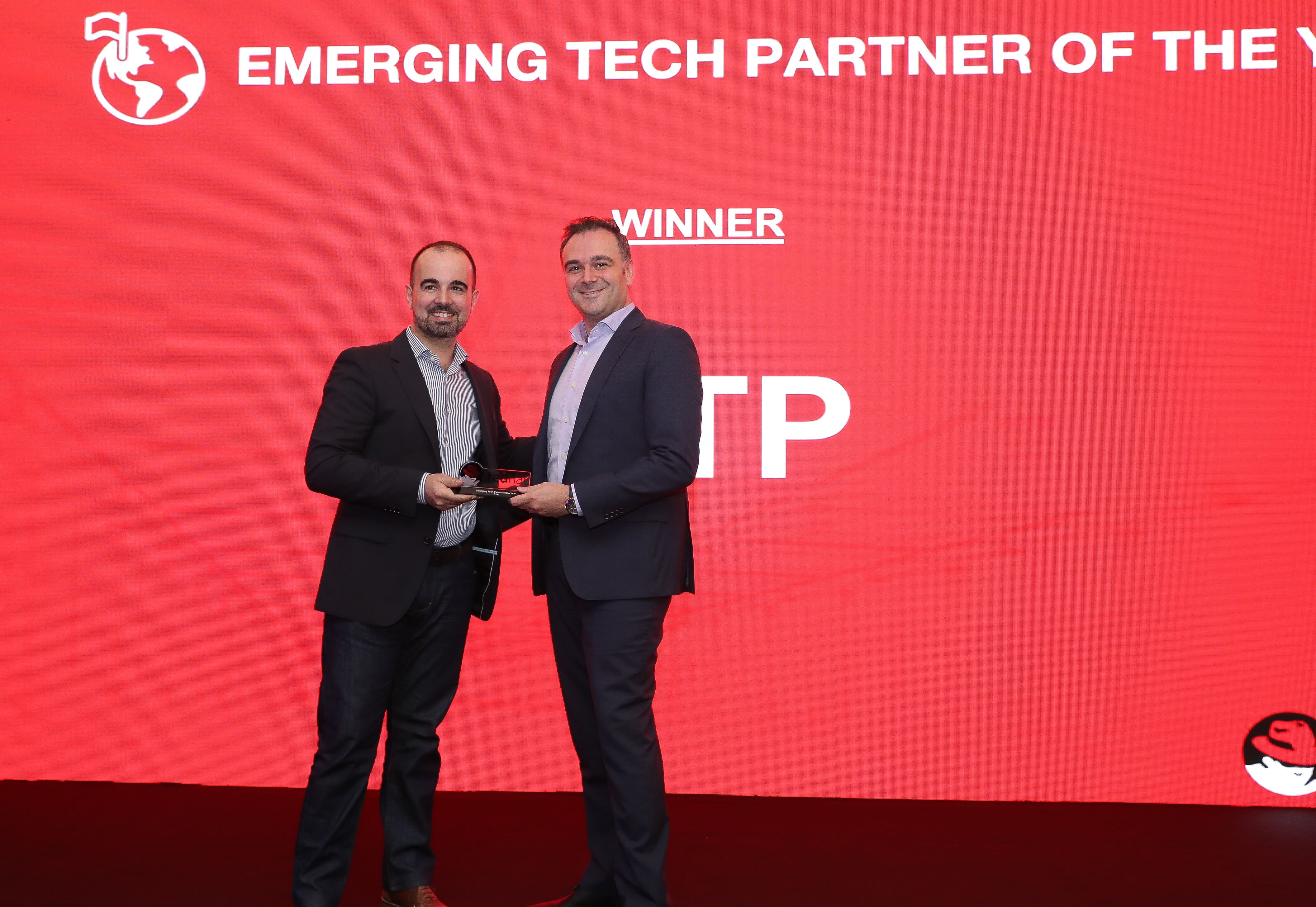 Fawaz Baroud accepts Red Hat's Emerging Tech Partner of the Year Award